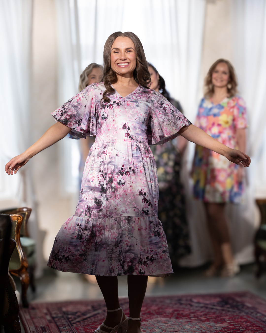 Kirsikkapuu-kuosi – vaaleanpunainen kirsikankukkakuosi Kaikuja verannalta -mallistossa.