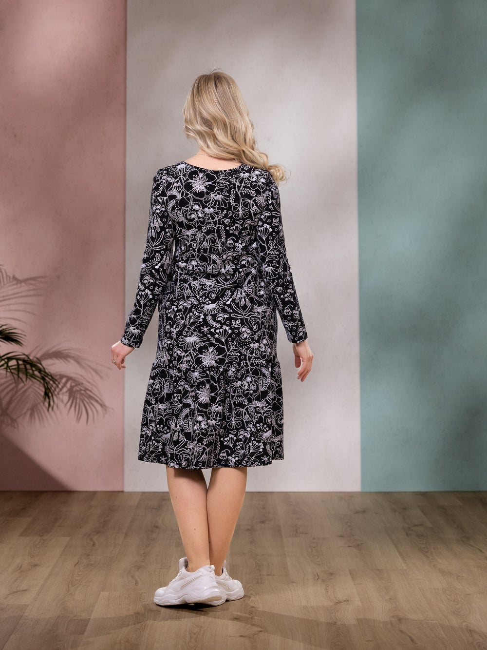 ELLEmekko (Puistossa musta / valkoinen trikoo)
