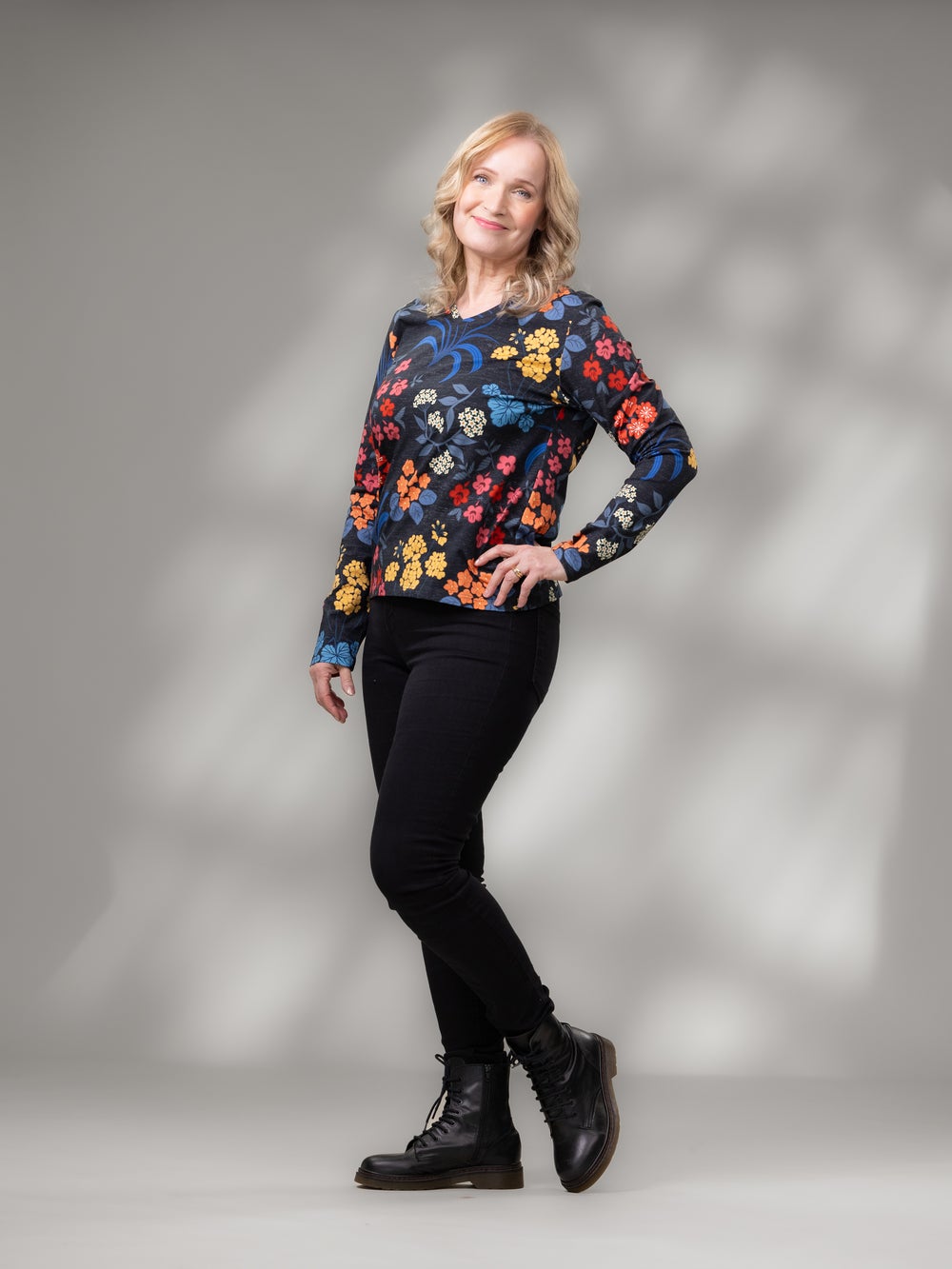 HELGApaita (M&ouml;kill&auml; musta / punainen / sininen trikoo)