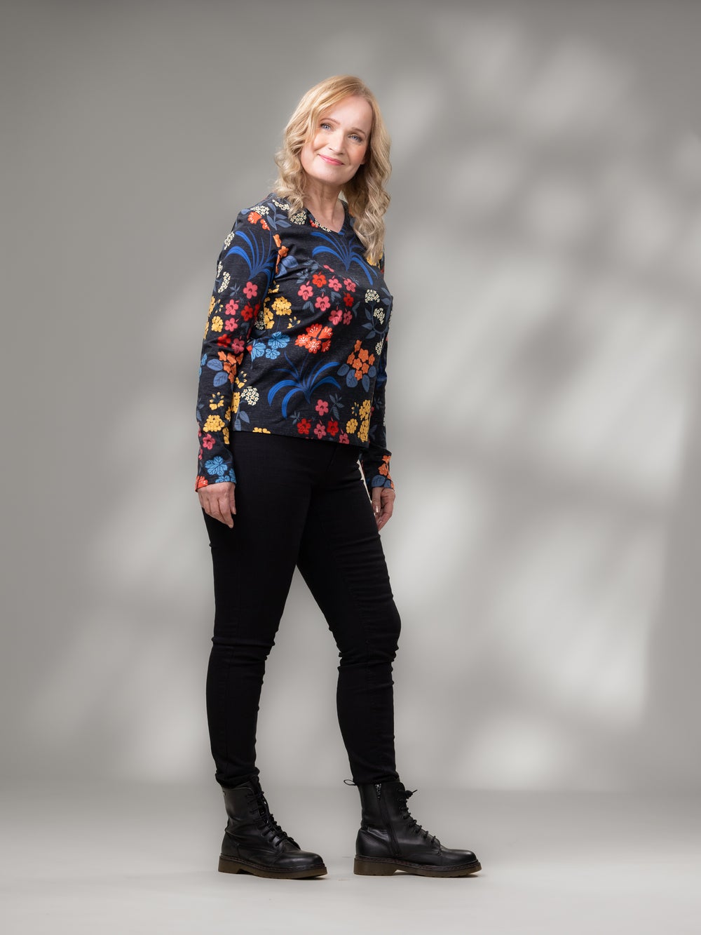 HELGApaita (M&ouml;kill&auml; musta / punainen / sininen trikoo)