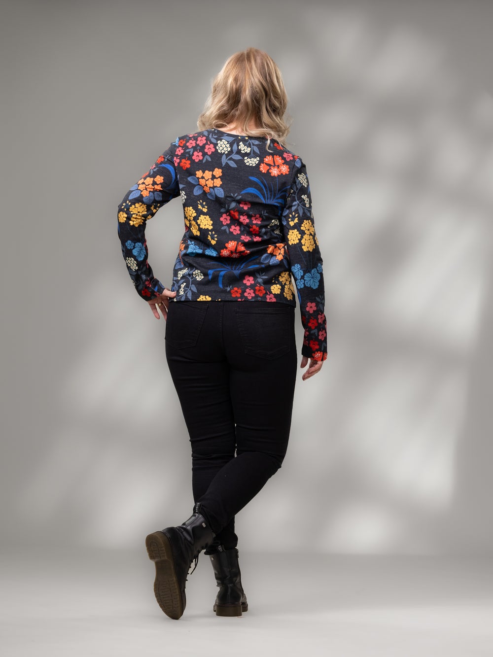 HELGApaita (M&ouml;kill&auml; musta / punainen / sininen trikoo)