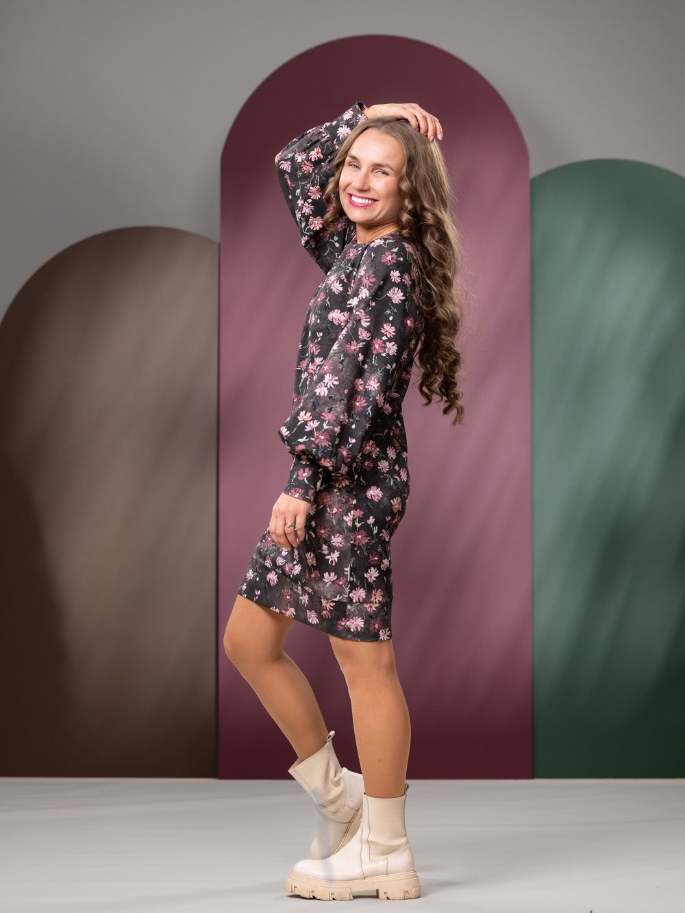 HILMAmekko (Kahvilassa viile&auml; ruskea / roosa joustocollege)