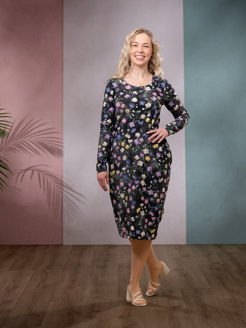 RUNOmekko (Kahvilassa musta / pastelli trikoo)