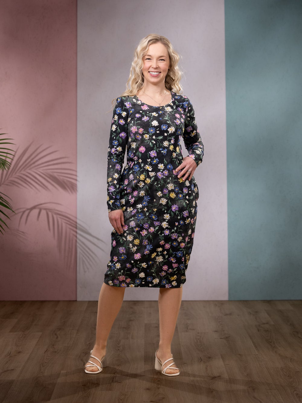 RUNOmekko (Kahvilassa musta / pastelli trikoo)