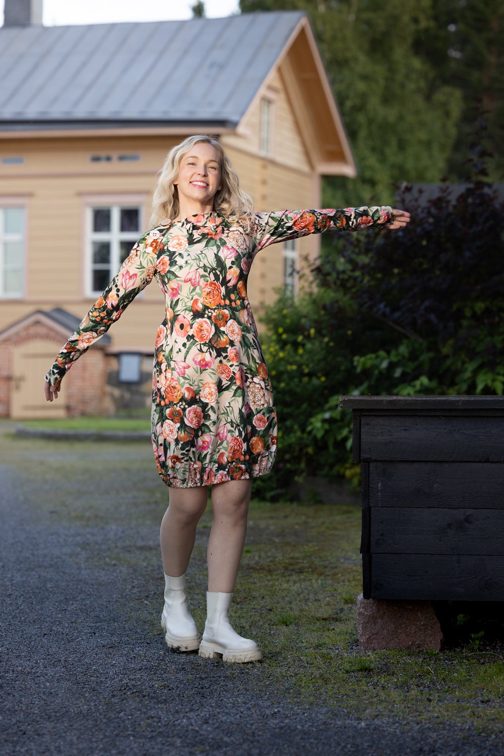 YHDESS&Auml;mekko (Kukkaiskylpy l&auml;mmin oranssi / vaalea beige trikoo)