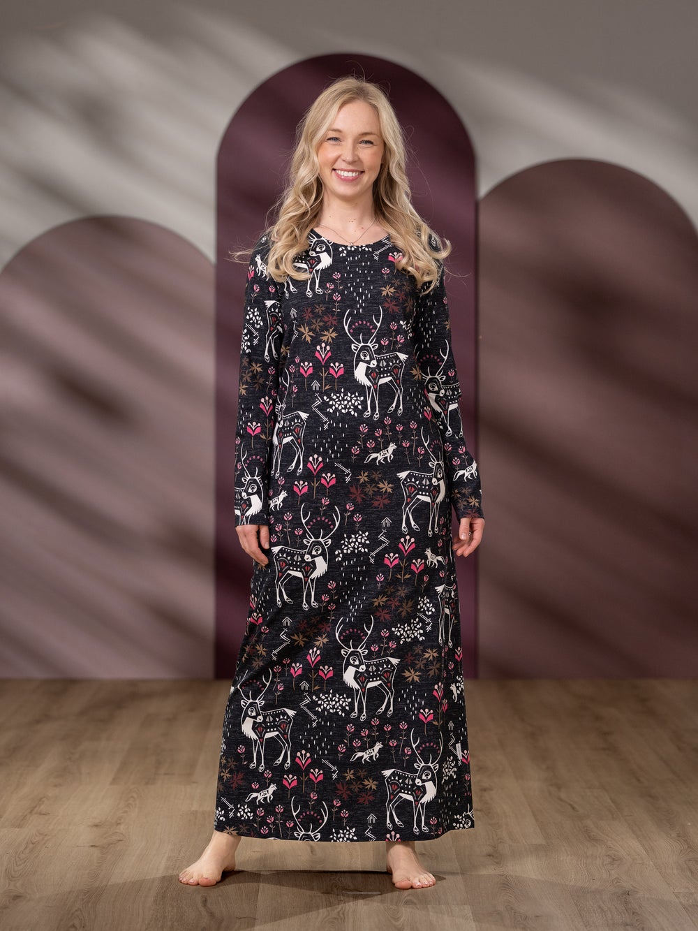 Y&Ouml;mekko naisten (Porojen poluilla musta / pinkki trikoo)