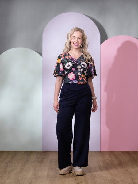 SANDRApaita (Kuningatarkukka muste / fuksia trikoo)