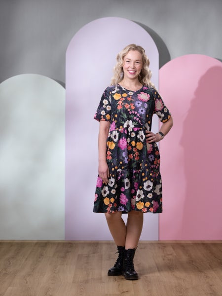 STELLAmekko lyhythiha (Kuningatarkukka muste / fuksia trikoo)